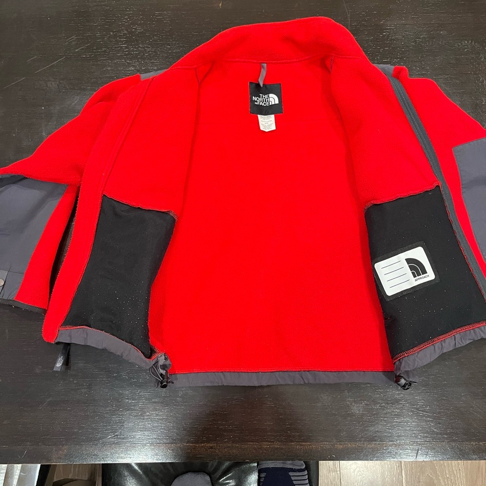 The North Face Boys Denali Fleece Red/ Gray Jacket. Medium Youth/Junior - Picture 4 of 6